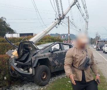 El carro Cybertruck y el supuesto propietario del vehículo en vía de Llanogrande, Rionegro. FOTO: CORTESÍA