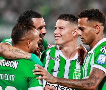 Los verdes volvieron a celebrar, como lo hacen en la imagen (de izquierda a derecha): Andrés Sarmiento , Edwin Cardona, James Rodríguez y César Haydar. FOTO: MANUEL SALDARRIAGA.