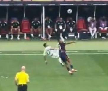 Una chilena dejó inconsciente a un rival en la Afc Champions League. FOTO: VIDEO DE @RABANALSAFENA