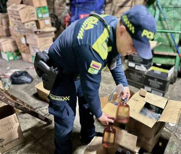 Durante el operativo incautaron botellas de whisky y de tequila. FOTO: POLICÍA METROPOLITANA