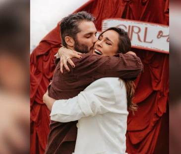 Sara Corrales y su esposo Damian Pasquini en la revelación del género de su bebé. FOTO: INSTAGRAM @SARACORRALES