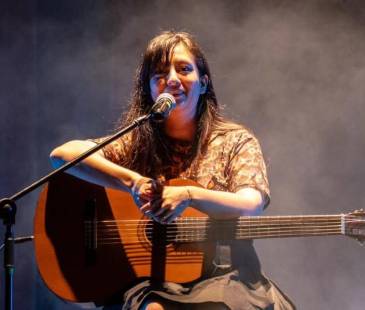A su hijo Marcos, quien la acompaña en la foto, le contagió su pasión por la música y también por la cuentería. FOTO: CORTESÍA