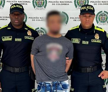 Así fue presentado alias Edwin por la Policía. FOTO: CORTESÍA DEPARTAMENTO DE POLICÍA ANTIOQUIA