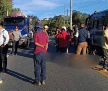 En el accidente estuvieron involucradas dos motocicletas, un bus y un camión. FOTO: FACEBOOK MEDELLÍN OSCURA