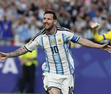 Lionel Messi (Argentina) celebrando su tercer gol al portero Luca Zidane (Argelia). FOTO: CORTESÍA SELECCIÓN ARGENTINA