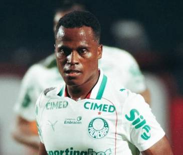 El colombiano Jhon Arias marcó y asistió en la goleada del Palmeiras al Vitória. FOTO: @JHONARIASA