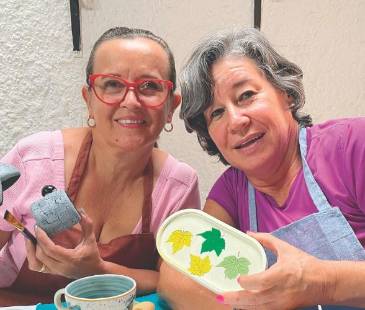 Claudia Mercado (izq.) y Blanca Arroyave (der.), posan con su trabajo. FOTO: JAIDER ESCOBAR