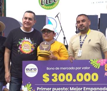 Estefany Baquero (centro) es la creadora de ‘Las delicias de Isme’, en honor a su mamá, Ismenia Moreno. FOTO: ALCALDÍA DE ENVIGADO