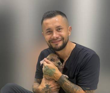 Jherson Hernández posa junta a Cartagena, uno de sus últimos rescatados. FOTO: YESSICA PÉREZ