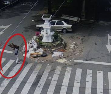 El hombre hizo varios viajes con bultos llenos de madera y escombros y los depositó en este lugar. FOTO: CAPTURA VIDEO SECRETARÍA DE SEGURIDAD DE MEDELLÍN