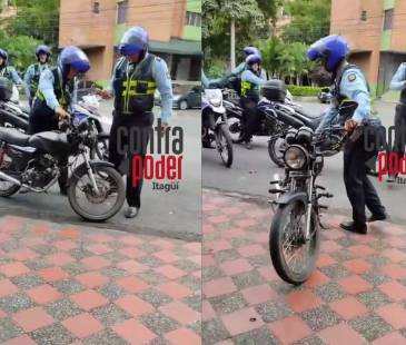 Agentes de tránsito inmovilizaron la moto. FOTO: CONTRA PODER ITAGUÍ