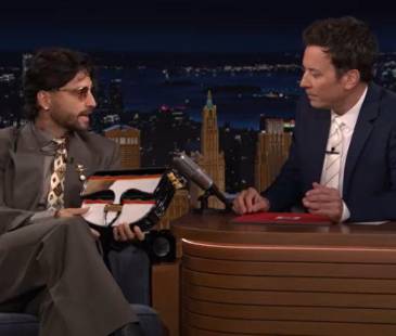 Con un shot de Antioqueño celebraron el lanzamiento de ‘Loco x volver’ y hablaron de otros temas que el artista compartió con el público. FOTO: YOUTUBE THE TONIGHT SHOW STARRING JIMMY FALLON