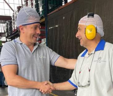 Alexánder Santa (izq.) se caracteriza en la compañía por su buena vibra con todos los compañeros. FOTO: JAIDER ESCOBAR 