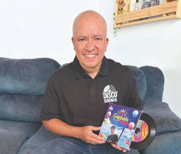 La canción se reproduce al sacar el disco hasta la mitad y el elemento se puede cargar de nuevo con un cable de celular. La caja también es personalizada a elección del cliente. FOTO: JAIDER ESCOBAR