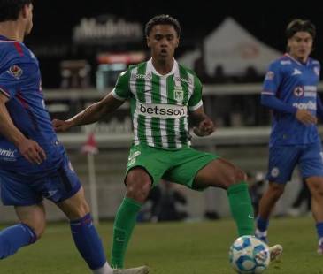 Cristian Uribe en disputa de balón - Nacional vs. Cruz Azul de México. FOTO: TOMADA DE X @RADIOMUNERA - MÚNERA EASTMAN