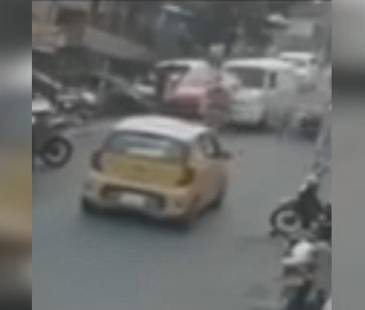 El accidente fue registrado en video por una cámara de seguridad. FOTO: REDES SOCIALES