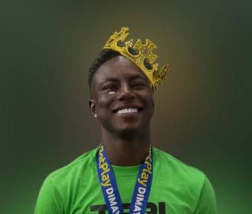 Marino Hinestroza con el trofeo de Copa Colombia. FOTO: @MAARII_ANGULO