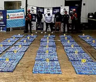 Las autoridades incautaron cerca de una tonelada de cocaína que era transportada en una lancha rápida. <b><span class="mln_small-caps_mln">/ FOTO: ARMADA NACIONAL</span></b>