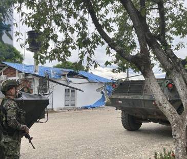 Mientras investigan el atentado, las autoridades reforzaron su presencia en la zona. FOTO: X @EJERCITO_DIV2