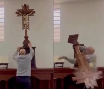 Este fue el momento en el que el Cristo le cayó encima al sacerdote. FOTOS: CAPTURAS DE VIDEO TOMADA DE X @VANGUARDIA.COM