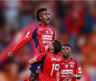 De izquierda a derecha José Ortiz (24), Francisco Fydriszewski (19) y John Montaño (20). FOTO: MANUEL SALDARRIAGA