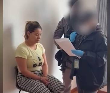 Este es el momento en el que a Nancy Catalina Agudelo Arango le notificaron los delitos por los que estaba siendo capturada. FOTO: CAPTURA DE VIDEO FISCALÍA