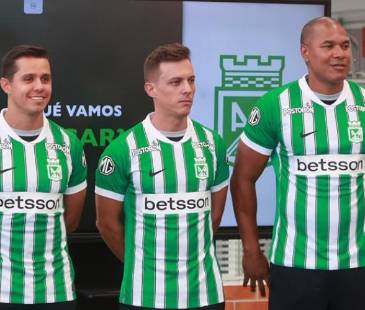 Cuerpo técnico Atlético Nacional 2016-11: (izq. a der.) Luis Restrepo (AD), Camilo Cartagena (PF), Tiago João Alves Pina (AT), <span class="mln_small-caps_mln">Alexis Heríquez (AT) y Lucas González (DT). FOTO: MANUEL SALDARRIAGA</span>