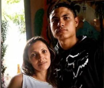 María Teresa Martínez junto a su hijo Juan Pablo Jaramillo. FOTO: REDES SOCIALES
