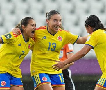  Isabella Díaz (izq.), Isabel Weiner (centro), Brenda Cardona (der.), jugadoras de la Selección Colombia Sub-20 femenina. FOTO: GETTY IMAGES