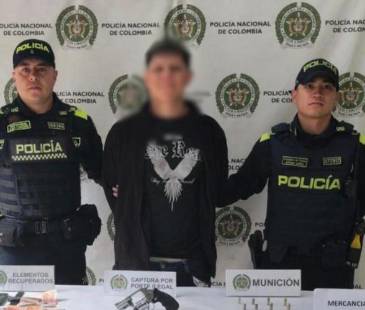 Un hombre fue capturado en medio de un atraco. FOTO: CORTESÍA POLICÍA METROPOLITANA