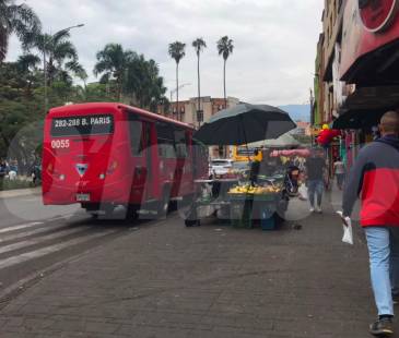 En esta acera de la calle 53, avenida de Greiff, con la carrera 53, Bolívar, frente a Plaza Botero, se desplomó la víctima tras ser apuñalada. FOTO: LAURA ROSA JIMÉNEZ VALENCIA