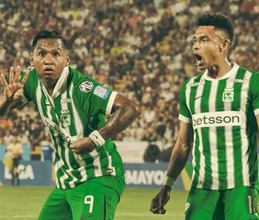Alfredo Morelos (izq.) y William Tesillo (der.) celebran el triunfo ante Tolima. FOTO: INSTAGRAM @nacionaloficial