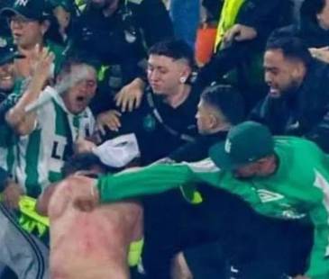 <span class="mln_uppercase_mln">Algunas</span><b><span class="mln_uppercase_mln"> de las riñas habrían ocurrido porque ‘pillaban’ hinchas del Junior en las tribunas. FOTO: TOMADA DE X @barrabrava_net</span></b>