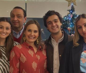 Inés María Zabaraín (centro) junto a su esposo Jorge Alfredo Vargas y sus hijos Sofía (izq.), Felipe (centro) y Laura (der). FOTO: REDES SOCIALES
