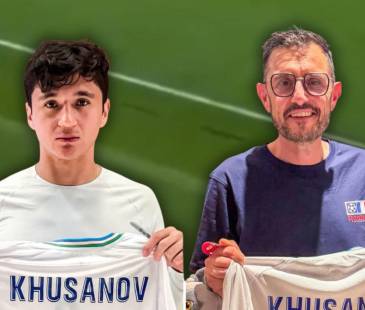 Abdukodir Khusanov, defensor de Uzbekistan (izq.), posó con la camiseta antes de regalarla al camarógrafo lesionado (der.). FOTOS: INSTAGRAM @uzbekistanfa