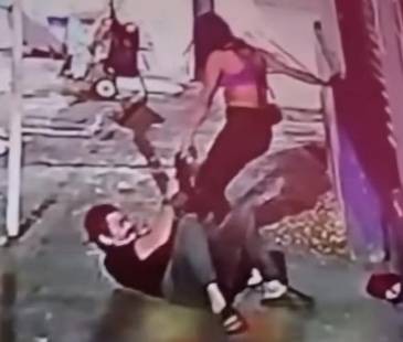 La agresión ocurrió ante la presencia de varios ciudadanos. FOTO: CAPTURA VIDEO COLOMBIA OSCURA 