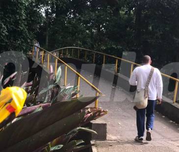 Por este puente, sobre la quebrada La Picacha, iba caminando Juan Daniel Castañeda Cano, cuando fue atacado por sicarios. FOTO: LAURA ROSA JIMÉNEZ VALENCIA