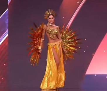 Vanessa Pulgarín en pasarela con su traje típico. FOTO: CAPTURA DE VIDEO INSTAGRAM @vanessa_pulgarin_thaifanclub