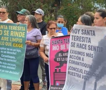 La comunidad está tan berraca que salió a un plantón pacífico por la salud de miles de personas que han denunciado el deterioro de sus vías respiratorias desde hace varios años. FOTO: CORTESÍA