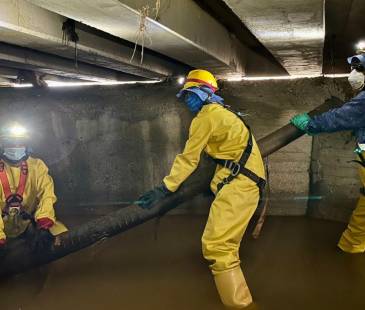 Cuadrillas de Medio Ambiente realizan limpieza de quebradas, box culvert y sumideros tapados para evitar nuevas inundaciones. FOTO: ALCALDÍA DE MEDELLÍN