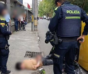 El sujeto perdió el control del taxi y se volcó al resultar herido de bala en la reacción policial. FOTO: ALCALDÍA DE RIONEGRO