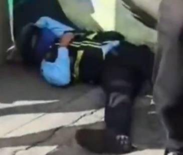 Varias personas socorrieron al agente de tránsito. FOTO: CAPTURA DE VIDEO ITAGÜÍ HOY