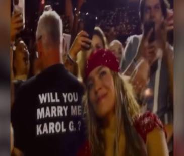  A Karol G le pidieron matrimonio en pleno concierto. FOTO: CAPTURA DE VIDEO INSTAGRAM @larevistavea