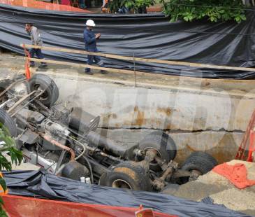 Los vecinos han documentado todo: el trabajo en la obra día a día, minutos antes de la emergencia, el día después con el vehículo volcado y cuando la volqueta estaba completamente tapada con plásticos. FOTO: CORTESÍA