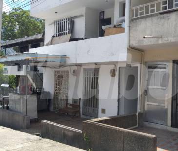 En primer piso de esta vivienda (blanca) ocurrió la riña en la que resultó herido Marco Aurelio Restrepo Restrepo. FOTO: GUILLERMO LEÓN OSPINA MUÑOZ