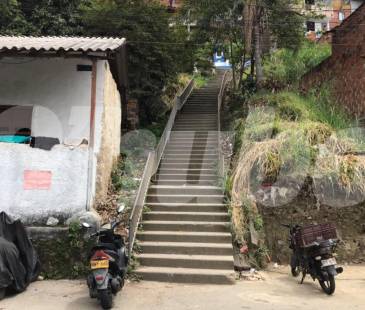 En estas escaleras ocurrió el tiroteo entre militares y presuntos integrantes de un grupo delincuencial en Altavista. FOTO: LAURA ROSA JIMÉNEZ VALENCIA