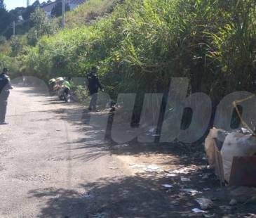Una patrulla de la Policía encontró el cadáver cuando hacía un recorrido por la vía que comunica al barrio Santa Rita con la autopista Medellín-Bogotá. FOTO: GUILLERMO LEÓN OSPINA MUÑOZ
