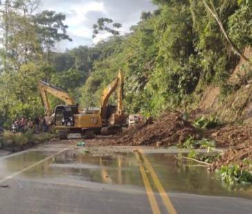 En total, 14 derrumbes ocurrieron en la últimas horas en la vía Medellín - Urabá. FOTO: AUTOPISTAS URABÁ