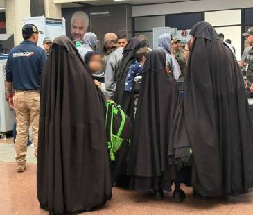 Durante una semana, los nueve adultos permanecieron en un centro migratorio de Medellín. FOTO: MIGRACIÓN COLOMBIA