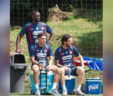 Jackson Martínez (arriba) espera su debut, Juan Fernando Quintero (izq.) aguarda su regreso y Agustín Martegani (der.) celebra su gran momento. FOTO: DIM